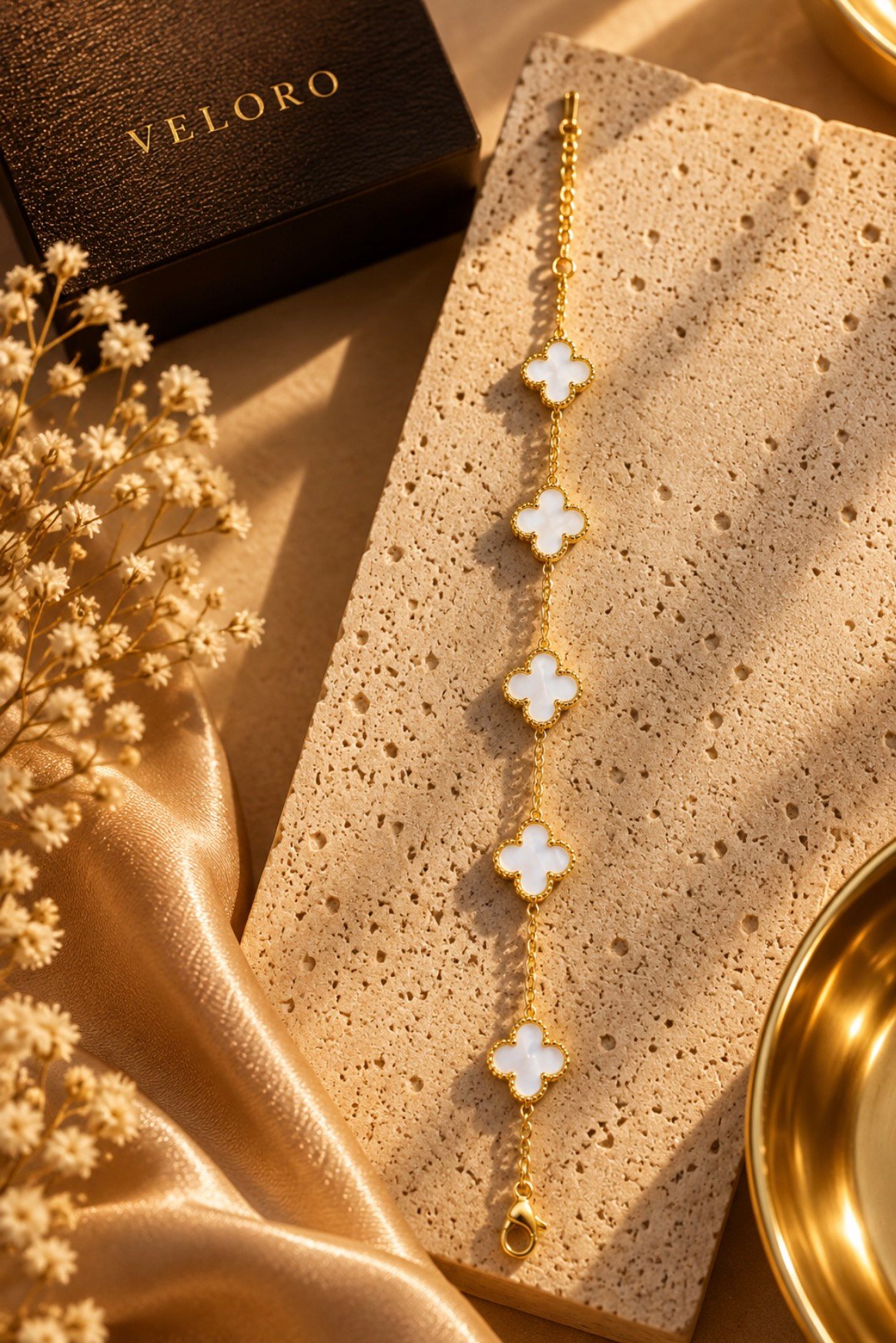 Cloveré Bracelet – Gold & White